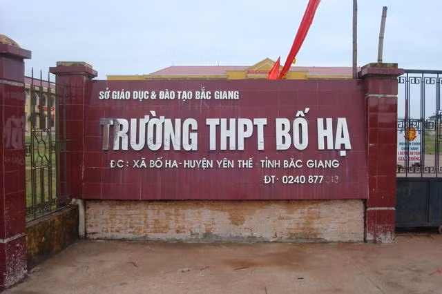 Còn tại điểm thi Trường THPT Bố Hạ, có thí sinh đã khoét dép để nhét điện thoại mang vào phòng thi. Cụ thể, trong buổi thi tổ hợp, khi kết thúc môn Hóa, các thí sinh có 5 phút nghỉ để chuẩn bị làm bài thi thành phần tiếp theo. Lúc này, một thí sinh tự do xin ra ngoài đi vệ sinh. Sau đó, cán bộ giám sát nhận thấy bước chân đi của thí sinh không bình thường nên đã yêu cầu đưa dép để kiểm tra. Kết quả phát hiện thí sinh này đã khoét đế dép để nhét vừa điện thoại mang vào phòng thi. Điểm thi này đã lập tức lập biên bản và đình chỉ thi các môn tiếp theo đối với thí sinh, đồng thời bàn giao cho lực lượng công an làm rõ. 