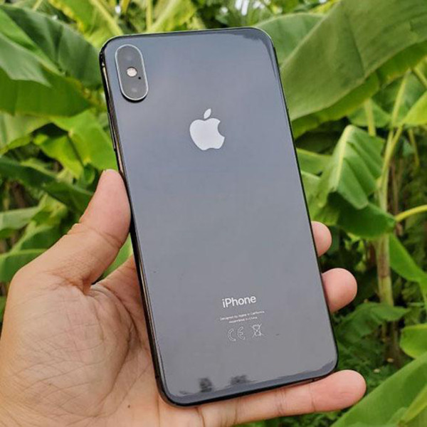 Hội đồng coi thi tại điểm thi này đã lập biên bản và thu giữ các đồ vật trong người thí sinh P., gồm 1 điện thoại iPhone XS Max, 1 thiết bị phát wifi di động, 1 hộp nhỏ, 1 bộ dây được giấu trong người thí sinh. Qua kiểm tra, Công an huyện Đầm Hà còn phát hiện và lấy bên trong tai phải thí sinh P. có 1 dị vật kim loại nhỏ (khoảng 1cm). Tại trụ sở công an huyện Đầm Hà, thí sinh P. khai nhận dùng các thiết bị trên nhằm truyền đề thi ra bên ngoài, nhờ người khác làm bài giúp để đạt điểm cao. (Ảnh minh họa) 