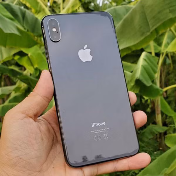 Hội đồng coi thi tại điểm thi này đã lập biên bản và thu giữ các đồ vật trong người thí sinh P., gồm 1 điện thoại iPhone XS Max, 1 thiết bị phát wifi di động, 1 hộp nhỏ, 1 bộ dây được giấu trong người thí sinh. Qua kiểm tra, Công an huyện Đầm Hà còn phát hiện và lấy bên trong tai phải thí sinh P. có 1 dị vật kim loại nhỏ (khoảng 1cm). Tại trụ sở công an huyện Đầm Hà, thí sinh P. khai nhận dùng các thiết bị trên nhằm truyền đề thi ra bên ngoài, nhờ người khác làm bài giúp để đạt điểm cao. (Ảnh minh họa) 