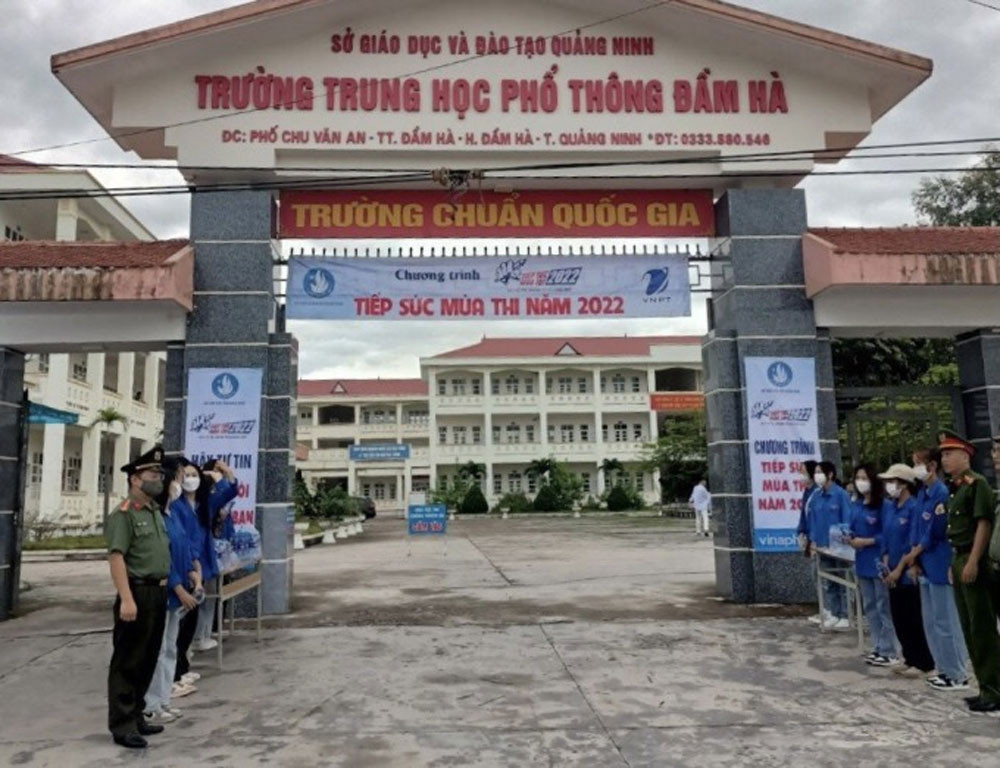 Trong kỳ thi THPT năm 2022, nhiều chiêu thức gian lận tinh vi, sử dụng công nghệ cao đã được phát hiện. Cụ thể, trong buổi thi môn tiếng Anh của kỳ thi tốt nghiệp THPT năm 2022 ngày 8/7, một thí sinh ở Quảng Ninh đã dùng vật nhỏ đặt trong tai để đưa đề thi ra ngoài nhờ người giải hộ. Công an tỉnh Quảng Ninh cho biết, vụ việc diễn ra tại điểm thi Trường THPT Đầm Hà. Theo đó, giám thị coi thi bắt quả tang thí sinh P.T.P. (sinh năm 2004, trú thị trấn Đầm Hà, huyện Đầm Hà) đang có biểu hiện vi phạm quy chế và đình chỉ thi. 