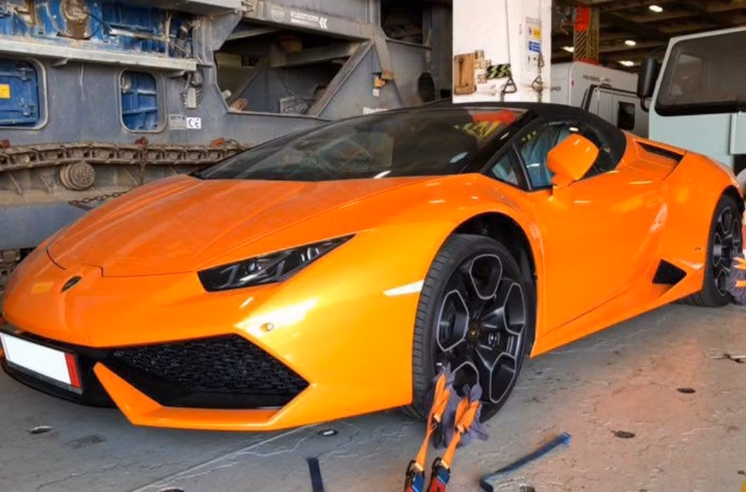 Ở Việt Nam, có không ít chiếc xe sang trải qua số phận “hẩm hiu” khi bị lãng quên. Trước đây có 1 chiếc Lamborghini Huracan LP610-4 Spyder bị "bỏ rơi" vì không có người nhận. Cụ thể, vào ngày 22/7/2021, siêu xe này được vận chuyển đến cảng Tiên Sa bằng tàu SITC Shenzen. Theo cơ quan hải quan, đây là hàng hóa nhập từ nước ngoài theo diện biếu tặng. Nhưng do tiền thuế quá lớn nên người nhận đã từ chối lấy xe. (Ảnh minh họa) 