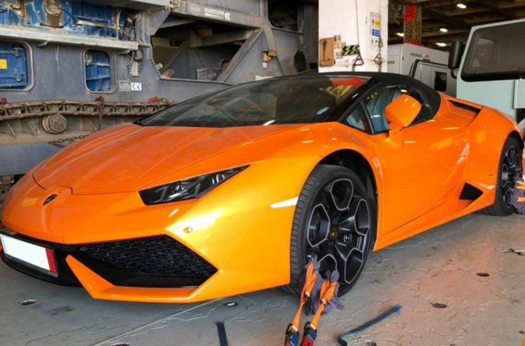 Ở Việt Nam, có không ít chiếc xe sang trải qua số phận “hẩm hiu” khi bị lãng quên. Trước đây có 1 chiếc Lamborghini Huracan LP610-4 Spyder bị "bỏ rơi" vì không có người nhận. Cụ thể, vào ngày 22/7/2021, siêu xe này được vận chuyển đến cảng Tiên Sa bằng tàu SITC Shenzen. Theo cơ quan hải quan, đây là hàng hóa nhập từ nước ngoài theo diện biếu tặng. Nhưng do tiền thuế quá lớn nên người nhận đã từ chối lấy xe. (Ảnh minh họa) 