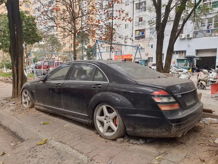 Không chỉ ở cảng hay cửa khẩu mới có xe bị bỏ rơi mà ngay giữa lòng Hà Nội cũng có xe bị bỏ rơi. Tháng 3/2020, báo chí phản ánh trong khu đô thị Trung Hòa – Nhân Chính (Hà Nội), trước cửa tòa nhà N2E có chiếc Mercedes-AMG S63 thuộc đời 2005-2009 bị bỏ lại trên vỉa hè đã lâu. Vào thời điểm mới ra mắt, chiếc xe này có giá từ 7-8 tỷ đồng. 