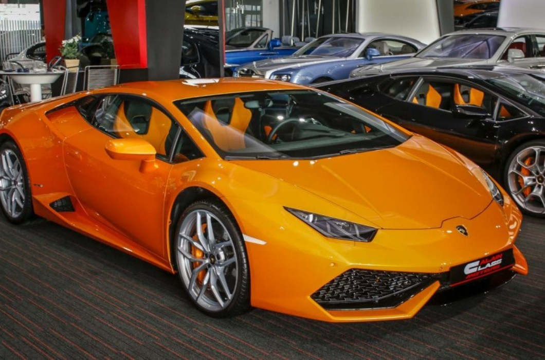Mẫu xe này là phiên bản mui trần cỡ nhỏ của dòng siêu xe danh tiếng Lamborghini Huracan LP610-4. Ở thị trường nước ngoài, giá siêu xe Lamborghini Huracan LP610-4 Spyder rơi vào khoảng 270.000 USD (hơn 6 tỷ đồng). Tuy nhiên, khi được nhập về Việt Nam, trị giá chiếc xe sau thuế có thể lên tới khoảng 17 - 18 tỷ đồng. Được biết, chiếc xe đã rơi vào cảnh "bơ vơ" trong gần nửa năm trước khi một công ty thương mại có trụ sở tại Việt Yên (Bắc Giang) đăng ký tiếp nhận.