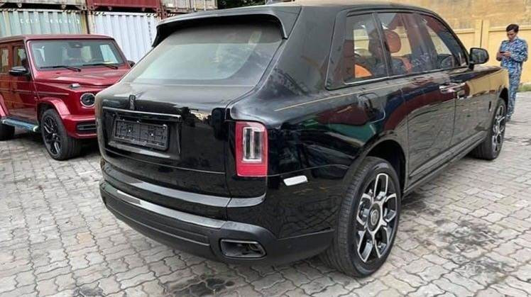 Trước đó, ngày 9/5, lãnh đạo Cục Hải quan Hải Phòng cho biết, đơn vị đang thông báo tìm chủ nhân của một số hàng hoá tồn đọng ở cửa khẩu cảng biển trên địa bàn. Đáng chú ý trong số đó có chiếc Rolls-Royce Cullinan, lưu kho tại Cảng container quốc tế Hải Phòng. Theo Chi cục Hải quan Đình Vũ thì chiếc xe nói trên đã quá hạn từ ngày 5/7/2022 nhưng chưa có người đến nhận. 