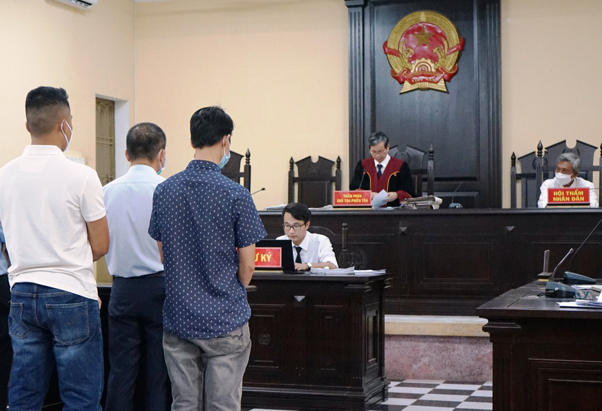  Tuyên án nguyên bác sĩ trưởng khoa và 2 điều dưỡng gian lận bảo hiểm y tế: Ngày 25/5/2022, TAND tỉnh Quảng Nam tuyên phạt bị cáo Nguyễn Tấn Bá (50 tuổi, trú P.Tân Thạnh, TP.Tam Kỳ, Quảng Nam), nguyên Trưởng khoa nội tim mạch BVĐK T.Ư Quảng Nam 2 năm tù, nhưng cho hưởng án treo. Ngoài ra, HĐXX cũng tuyên phạt bị cáo Nguyễn Văn Sơn (31 tuổi, ở TT.Núi Thành, Quảng Nam) và Lương Thanh Trung (36 tuổi, ở xã Tam Xuân 1, huyện Núi Thành), đều là nguyên điều dưỡng khoa Nội Tim mạch, mỗi bị cáo 1 năm tù treo.