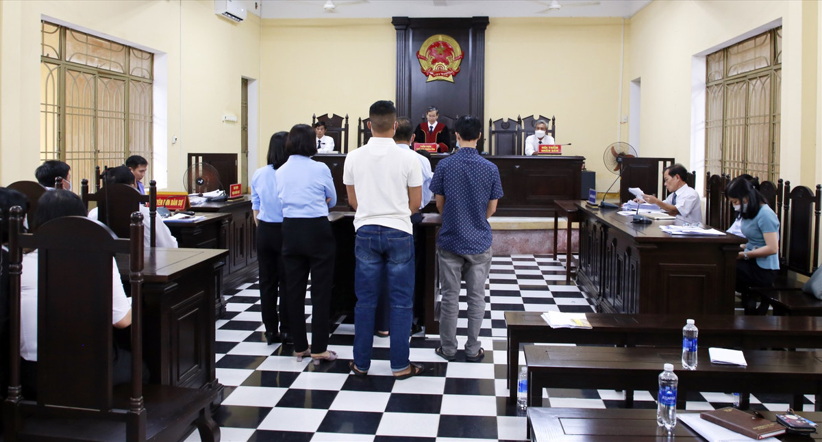 Theo cáo trạng, quá trình khám điều trị, bị cáo Bá biết rõ 22 bệnh nhân bị hẹp động mạch vành nhẹ, không cần phải dùng thủ thuật đặt stent, nhưng đã chỉ đạo Trung và Sơn lập khống hồ sơ 22 bệnh nhân này để chiếm đoạt stent, vật tư thiết bị kèm theo. Sau đó, các bị cáo chuyển hồ sơ đã lập khống cho Phòng Tài chính - Kế hoạch của Bệnh viện để thanh toán BHYT. Hành vi của các bị cáo đã gây thiệt hại cho BHYT số tiền hơn 800 triệu đồng. Đồng thời, gây thiệt hại cho BVĐK T.Ư Quảng Nam tổng số tiền hơn 162 triệu đồng. 