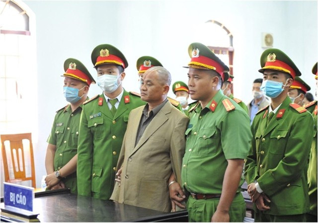 Khi thực hiện kế hoạch trộm mộ bất thành, bị cáo Minh đã ra tay sát hại anh V. (cháu họ bên vợ) rồi dựng hiện trường giả vụ tai nạn giao thông và phóng hỏa. Trước khi châm lửa đốt xe và bỏ trốn, M. tháo đồng hồ đeo tay và lấy chùm chìa khóa của mình rồi bỏ lại trên xe để mọi người lầm tưởng Minh đã chết cháy. Đỗ Văn Minh dự tính công ty bảo hiểm sẽ bồi thường quyền lợi theo hợp đồng. Tuy nhiên, vụ việc đã nhanh chóng bị phanh phui. Sau đó, HĐXX TAND cấp cao tại TP HCM đã tuyên án tử hình đối với Minh. Do thực hiện hành vi trục lợi bảo hiểm nên đối tượng này cũng không được nhận bất cứ quyền lợi bảo hiểm nào từ các hợp đồng bảo hiểm đã tham gia.