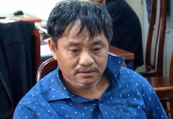  Giết người thế mạng để trục lợi bảo hiểm: Giữa năm 2020, dư luận rúng động vì vụ việc một bí thư xã ở Lâm Đồng giết người thân, đốt xác hòng trục lợi bảo hiểm nhân thọ. Theo cáo trạng của Viện Kiểm sát, từ năm 2016 đến đầu năm 2020, Đỗ Văn Minh vay mượn tiền và nhận tiền của nhiều người để chuyển nhượng đất với tổng số hơn 23,7 tỷ đồng. Nhằm chiếm đoạt số tiền đang nợ và để vợ con được hưởng tiền bảo hiểm lên tới 18 tỷ đồng, Đỗ Văn Minh đã lên kế hoạch đào mộ lấy thi thể để tạo hiện trường giả.