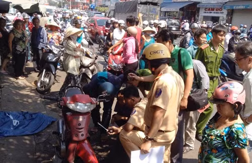 Dang chay xe, nguoi dan ong bat ngo nga xuong duong tu vong