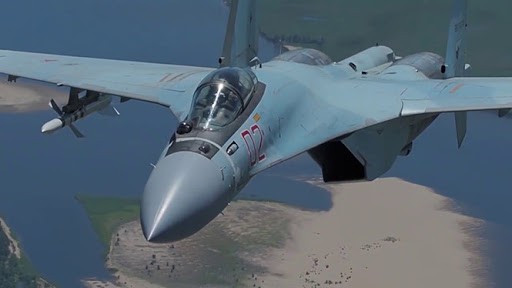 Cụ thể, đặc tính kỹ chiến thuật của Su-35 đã rất gần với tiêm kích thế hệ năm khi được áp dụng nhiều công nghệ tương đương, yêu cầu đảm bảo hậu cần của nó cũng tỏ ra đơn giản hơn rất nhiều.