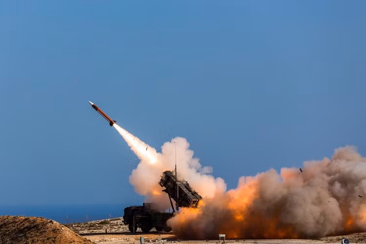 Hệ thống phòng không Patriot gồm có: Trạm chỉ huy AN/MSQ-104; radar đa chức năng AN/MPQ-53; bệ phóng M901; tên lửa phòng không MIM104; trạm nguồn năng lượng AN/MSQ-26; phương tiện kỹ thuật ngụy trang điện tử và cuối cùng là thiết bị kết nối thông tin.