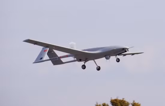 Những UCAV của Thổ Nhĩ Kỳ bị bắn rơi trên chiến trường Syria phần lớn là loại Bayraktar TB2, được phát triển bởi Kale-Baykar, một liên doanh giữa Tập đoàn Kale và Baykar Technologies của Thổ; đây là loại UAV tầm trung, vừa có thể làm nhiệm vụ trinh sát, hoặc mang vũ khí chính xác, để tiến công mục tiêu mặt đất.