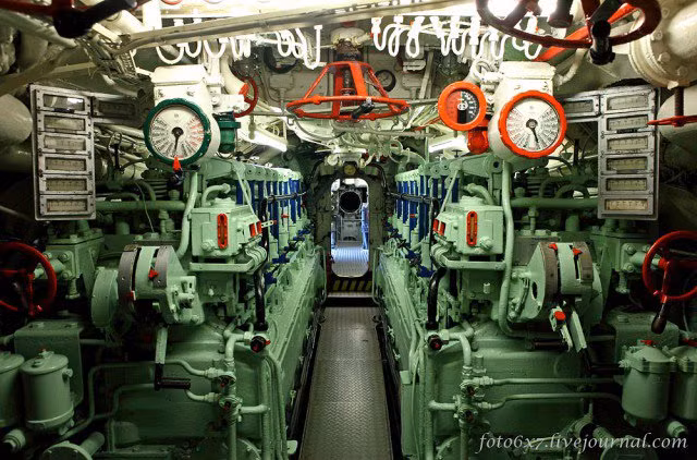 Tàu ngầm U-boat U-995 có lượng giãn nước toàn tải khi nổi là 759 tấn, khi lặn là 860 tấn, dài 67,1m, rộng 6,20m, mớn nước 4,74m. Trong ảnh là khoang động cơ tàu ngầm được lắp đặt hai máy diesel và hai máy phát điện.