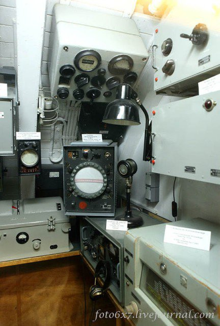 Máy móc liên lạc vô tuyến của tàu ngầm với trung tâm chỉ huy tác chiến.