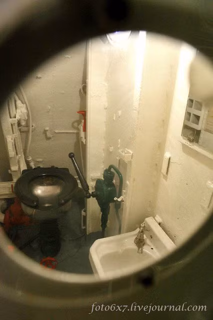 Phòng vệ sinh tàu ngầm.