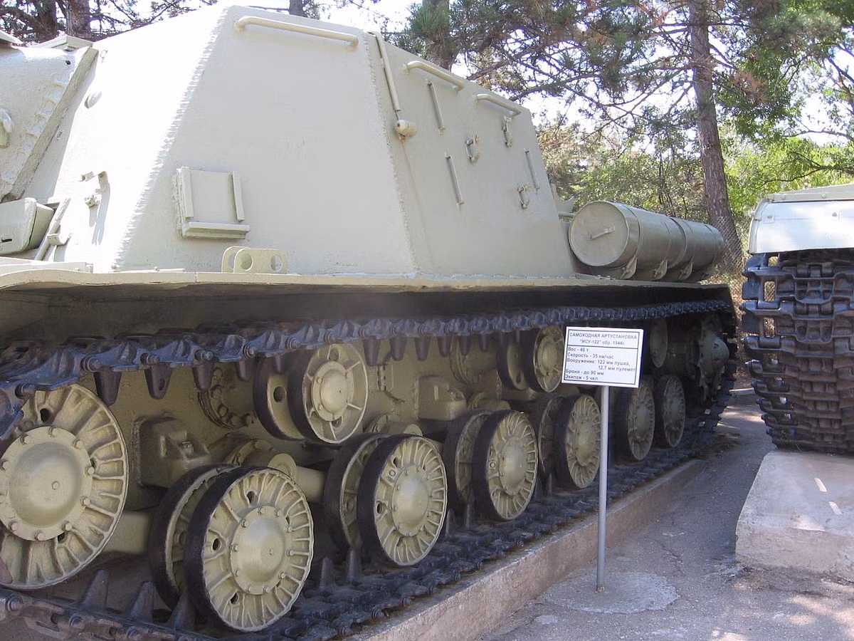 Trong khi hai bên hông xe dày khoảng 90mm.