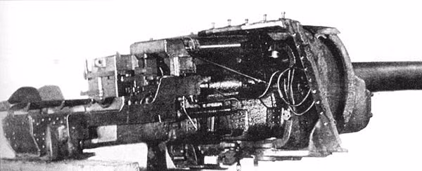 Có 1.735 chiếc ISU-122 được sản xuất với nòng A-19S, trong khi 675 chiếc sau đó (định danh là ISU-122S) sử dụng nòng pháo D-25S 122mm của tăng hạng nặng IS-2 được cải tiến đáng kể về tốc độ bắn lên tới 4 phát/phút trong khi sức mạnh không đổi.