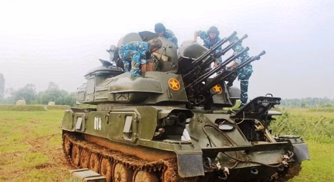 Hiện nay, Việt Nam đang có trong tay một số loại vũ khí đối không tầm thấp tự hành như ZSU-23-4 hay 9K35 Strela-10. Chúng được thiết kế để phòng thủ điểm – mục tiêu nhỏ hoặc hộ vệ các tổ hợp phòng không tầm cao như S-75, S-125, S-200 hay là S-300 sau này trước các mối đe dọa tầm thấp.