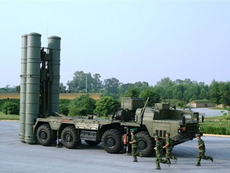 Tổ hợp tên lửa S-300 có khả năng tiêu diệt mục tiêu ở cự ly xa đến 150km, độ cao bắn hạ từ 10m tới 27km, có thể bắn rơi nhiều mục tiêu cùng lúc. Qua thông số đó có thể thấy S-300 thừa sức bắn hạ cả những mục tiêu nhỏ như UAV, tên lửa hành trình. Thế nhưng, với đơn giá mỗi quả đạn lên tới 1 triệu USD thì việc dùng S-300 đánh chặn các máy bay ném bom chiến lược hay tiêm kích tàng hình sẽ tốt hơn. Còn việc bảo vệ S-300 chiếc các mục tiêu bay thấp, cực thấp như UAV, tên lửa hành trình hay trực thăng đối phương thì có thể giao cho các tổ hợp đối không tầm thấp.