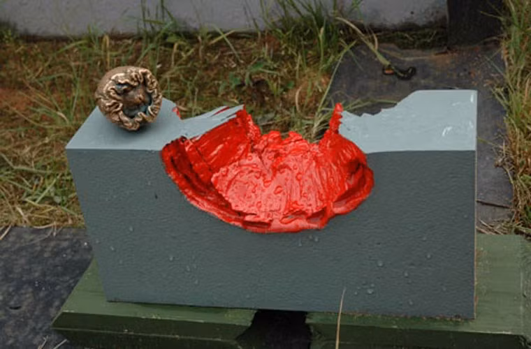 Sau khi phát hiện mục tiêu và xác định điểm kích nổ phần chiến đấu nhờ máy tính trên khoang (ở độ cao khoảng 150 m), bom con tấn công tiêu diệt mục tiêu. Tấm đồng đường kính 173 mm và nặng 1 kg được gia tốc lên tốc độ 2.000 m/s có khả năng xuyên giáp đến 70 mm ở góc 30 độ so với đường pháp tuyến. 