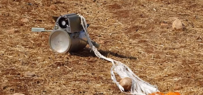 Bất cứ xe thiết giáp nào, kể cả xe tăng Abrams hay Leopard đều không có cơ hội sống sót khi một vật hình trụ bằng đồng bay với tốc độ đó lao vào nóc xe – nơi thường được bọc giáp mỏng nhất. 