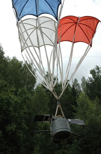 Bom con tự dẫn SPBE-D do Liên hiệp NPO Bazalt phát triển với thiết kế hệ thống dẫn đường riêng, chính xác cao, sức xuyên giáp mạnh đủ sức chống lại mọi mẫu xe tăng chủ lực hiện đại nhất. "Không một xe tăng hiện đại nào chống nổi đòn tấn công của "lõi" (SPBE-D), dù là xe chiến đấu bộ binh hay đối tượng mục tiêu được củng cố", chuyên gia quân sự Victor Murakhovski, biên tập viên tạp chí "Vũ khí của Tổ quốc" khẳng định. 