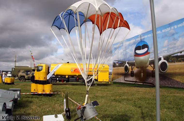 Mỗi quả bom con được trang bị 3 dù nhỏ đảm bảo tốc độ rơi xuống là 15-17m/s. Trên bom được trang bị hệ dẫn đường hồng ngoại có góc quan sát của là 30 độ và quét khu vực mục tiêu với tốc độ 6-9 vòng/phút. Phần chiến đấu là một lõi xuyên giáp nổ tạo hình (Explosively Formed Penetrator - EFP). 