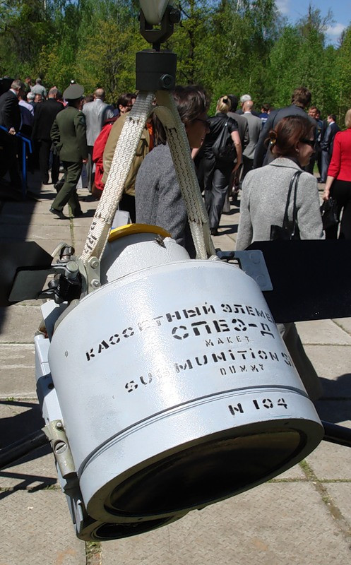 Trong chiến đấu, bom “mẹ” RBK-500 sẽ được thả ở độ cao 400-5.000m với tốc độ bay (của máy bay mang phóng) từ 500-1.900km/h. Ở độ cao trên khu vực mục tiêu địch sẵn, bom sẽ tách ra và thả 15 quả bom con SPBE-D. 