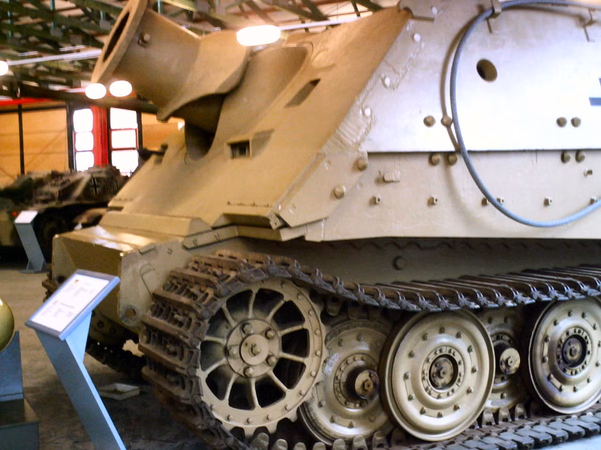 Sturmtiger có trọng lượng tổng thể lên tới 65 tấn, dài 6,28m, rộng 3,57m, cao 2,85m.