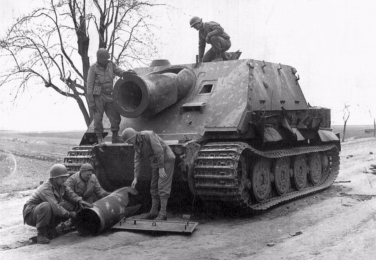 Trong trận Normandy năm 1944, các binh sĩ Đức cũng than phiền rằng cứ mỗi lần Sturmtiger bắn thì máy bay lại bay đến ném bom khắp nơi quanh đó. Các sư đoàn bộ binh liên tục bị ném bom khiến việc tiếp cận trận địa khó khăn hơn.