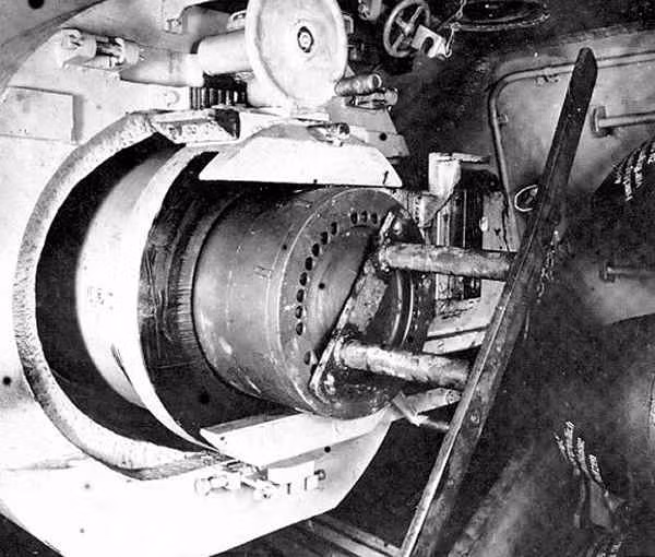 Ngoài ra, độ nóng của nòng sẽ đạt đến cực điểm khi mới phóng được có 10 quả rocket. Mặc dù Alkett đã cố gắng cải thiện vấn đề này bằng cách thêm bộ tản nhiệt bằng hơi nước, đệm ngăn cách giữa nòng và phần đẩy đạn lên nhằm giảm bớt sự ma sát…Nhưng các cuộc thử nghiệm vừa có kết quả thì cuộc chiến đã đi đến hồi kết.