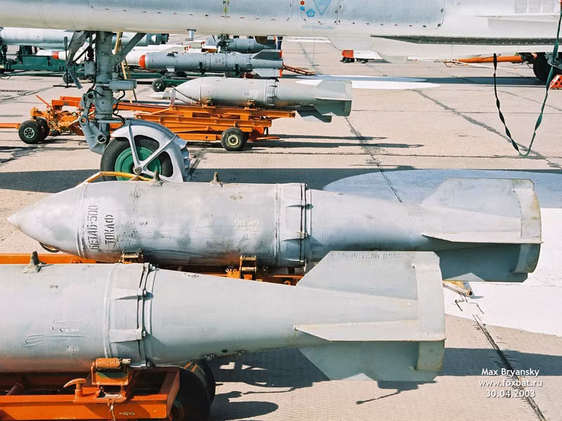 Các loại bom mà tiêm kích Su-27 có thể triển khai gồm bom không điều khiển FAB-250, FAB-500, OFAB-250-270, RBK-250, RBK-270 và rocket S-8, S-13, S-24, S-25...