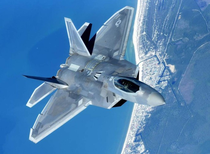 Theo thông số thiết kế, tuổi thọ của F-22 Raptor là khoảng 8.000 giờ bay, các máy bay dòng Sukhoi của Nga thông thường chỉ có tuổi thọ bay khoảng 2.000 tới 4.000 giờ trước khi phải đại tu nâng cấp giữa vòng đời.