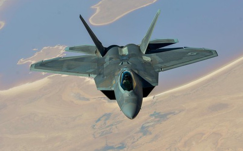Trong nhiệm vụ tuần tiễu, F-22 Raptor chỉ mang theo 4 thùng dầu phụ và 8 tên lửa tầm ngắn AIM-9. Ngoài khả năng tàng hình và chiến đấu tốt, F-22 Raptor còn có độ bền cơ học khá cao.
