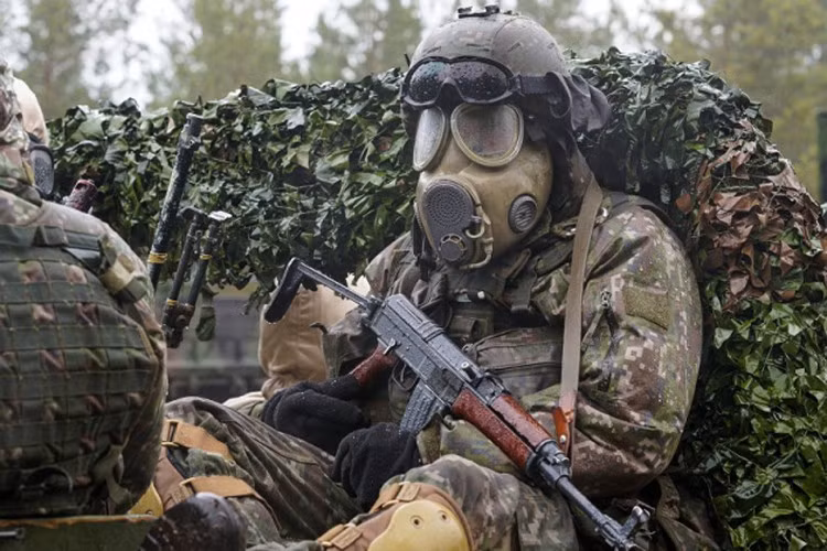 Bộ Quốc phòng Belarus đã gây bất ngờ khi huy động các hệ thống phòng không và lực lượng không quân đóng ở phía Tây đất nước di chuyển đến phía Đông để tập trận sát biên giới Nga.