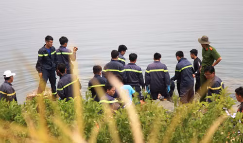 Lực lượng cứu hộ cứu nạn thuộc Cảnh sát PCCC tỉnh Bình Dương tìm vớt thi thể anh Nhật đưa lên bờ trong nỗi đau tột cùng của người thân.