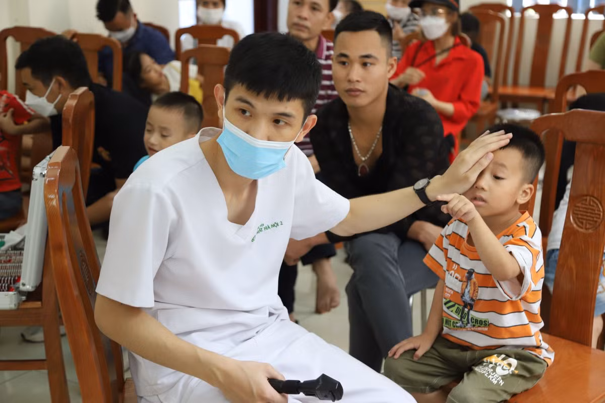 70 tre bi di tat mat tai Vinh Phuc duoc kham mien phi