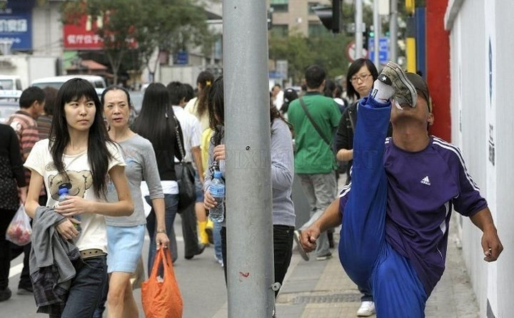 Không ngạc nhiên nếu ai đó tập thể dục trong khi chờ xe buýt hoặc thậm chí trong khi đi bộ.