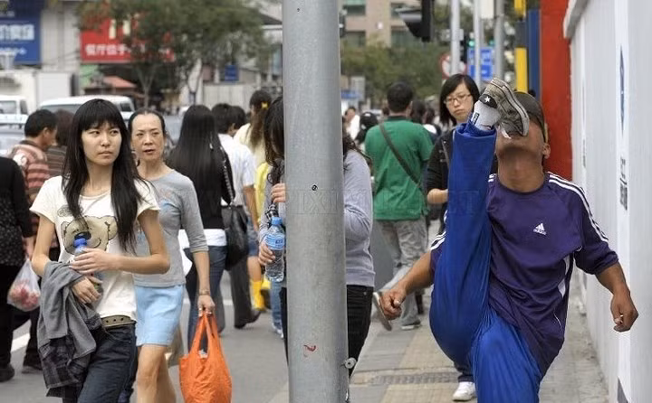 Không ngạc nhiên nếu ai đó tập thể dục trong khi chờ xe buýt hoặc thậm chí trong khi đi bộ.