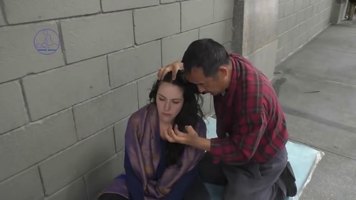 Nếu muốn thư giãn, bạn không cần phải đến spa vì bạn có thể gặp người làm nghề mat-xa ở khắp mọi nơi.