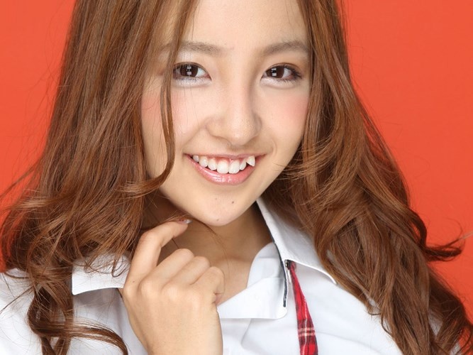 Răng khểnh là một xu hướng mà nhiều người châu Á thích. Nếu không có răng khểnh, bạn có thể dễ dàng chỉnh sửa tại phòng nha.