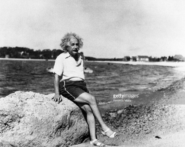 Albert Einstein với đôi sandal kỳ lạ trên bãi biển, 1945.
