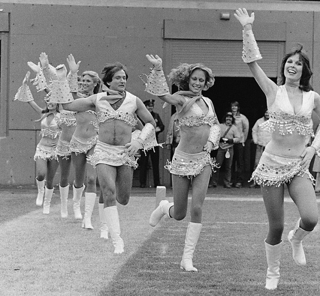Robin Williams mặc đồng phục cheerleader, 1979.
