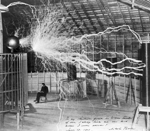 Nikola Tesla ngồi trong phòng thí nghiệm, 1899.
