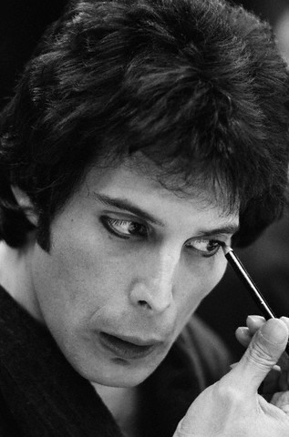 Ca sĩ Freddie Mercury đang trang điểm trước concert, 1980.