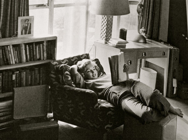 Marilyn Monroe đang đọc sách, 1952.