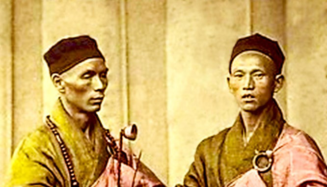  3. Ngôn ngữ Ayapaneco: Ayapaneco là một loại ngôn ngữ cổ của người Mexico và được dùng để giao tiếp. Sau khi quân đội Tây Ban Nha xâm chiếm vùng đất này, tiếng Ayapaneco dần biến mất, mọi nỗ lực để dạy thế hệ sau tiếng Ayapaneco đều thất bại. Hiện nay, trên thế giới chỉ còn 2 người biết tiếng Ayapaneco, là Manuel Segovia (75 tuổi) và Isidro Velazquez (69 tuổi). Hai người này hiện đang sống ở làng Ayapa, bang Tabasco, Mexico. Các chuyên gia ngôn đang nỗ lực để giữ gìn thứ ngôn ngữ sắp tuyệt chủng này, nếu không thì tiếng Ayapaneco sẽ sớm chỉ là hình thức trên giấy tờ.