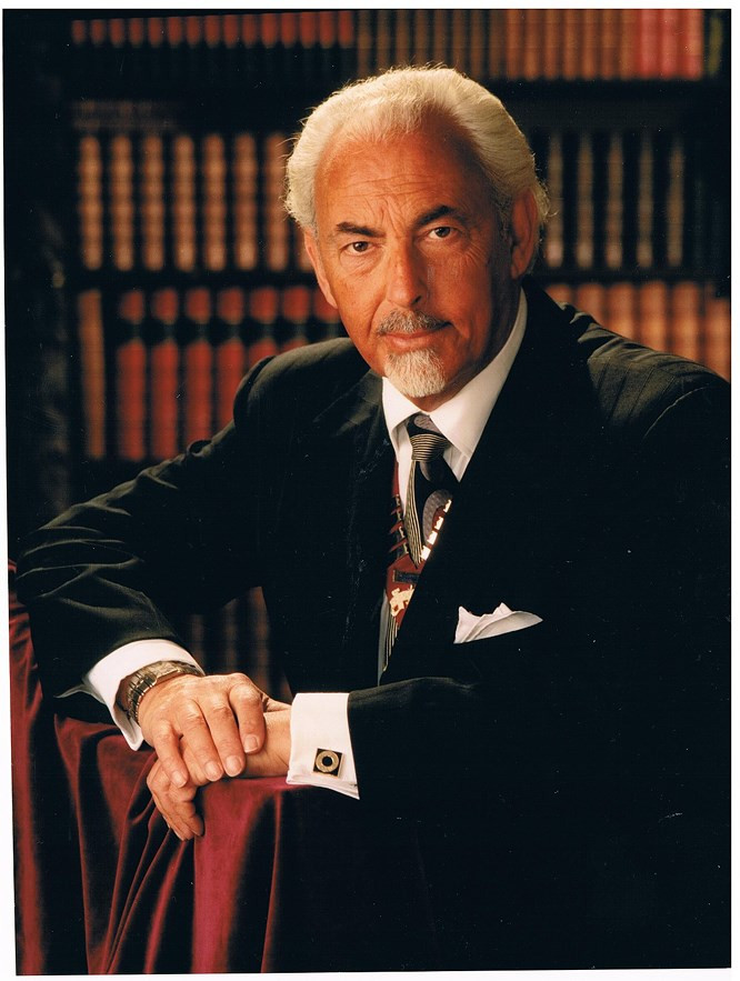  5. Màn ảo thuật của Berglas: Đây là màn ảo thuật vi diệu nhất giới ảo thuật do David Berglas sáng tạo nên. Ảo thuật gia có thể xác định vị trí một tấm bài được chọn bên trong một cỗ bài mà không hề chạm vào nó. Hiện trên thế giới mới chỉ có 2 ảo thuật gia biết cách thực hiện màn ảo thuật này, đó là David Berglas và người học việc của ông, Mark Paul.