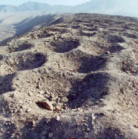  Lỗ hổng trên mặt đất: Bạn có thể dễ dàng nhìn thấy những lỗ hổng này trong Google Maps: Chúng kéo dài từ phía bắc đến phía nam của Peru. Các nhà khảo cổ tin rằng các lỗ đã được sử dụng để lưu trữ thực phẩm của người Ican.